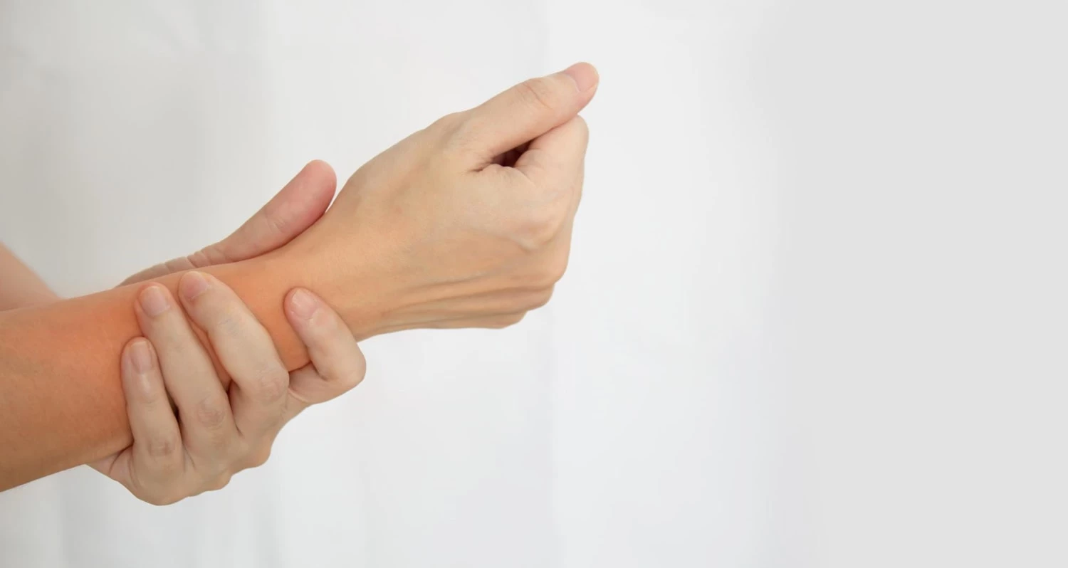 Women Are Clamp Wrist With Pain Syndrome Feel Numb